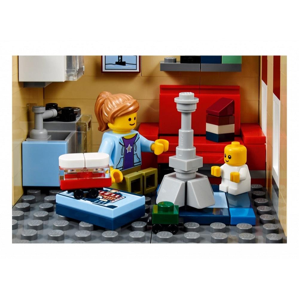 LEGO 10255 Creator Expert Assembly Square – Hobby Hero